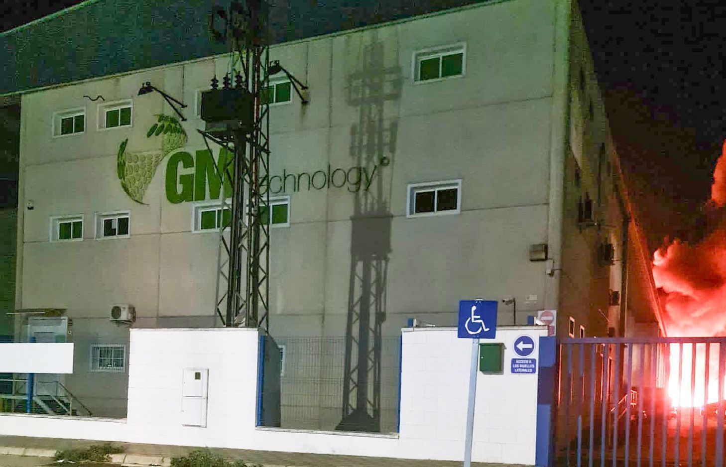 La rápida actuación de los bomberos preserva la nave de GM de un incendio